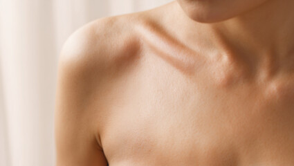 Naklejka premium A serene, close-up photograph of a female breast, shot in a minimalist style with a shallow depth of field