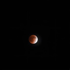 Obraz premium Composite image showcasing the various phases of a lunar eclipse.