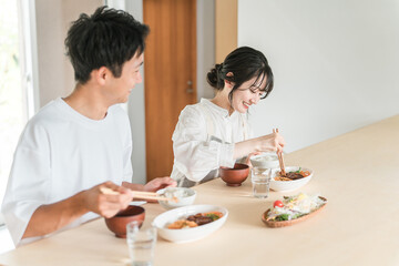 家で食事をする夫婦・カップル（自炊）
