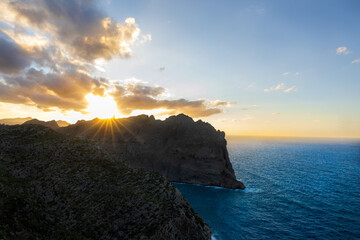 La puesta de sol en el Cabo de Formentor, Mallorca, captura el momento en que el sol se oculta tras...