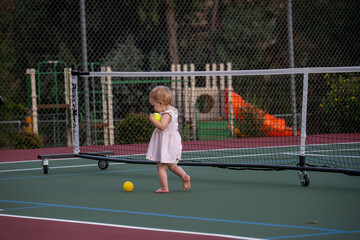 Obraz premium playing pickleball with a baby girl