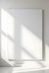 白い部屋にかかる白い大きなボード