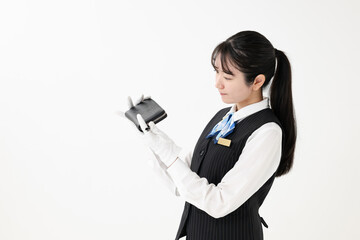 買取査定をする女性 © Peak River