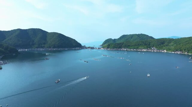 海と繋がる湖の空撮　田舎の風景　釣り船　釣り堀　漁船　福井県美浜町の日向湖　三方五湖　その3