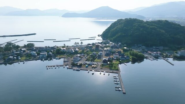 湖と海が見える空撮　田舎の景色　三方五湖の風景　若狭湾　福井県美浜町の久々子湖　ドローン撮影　その1