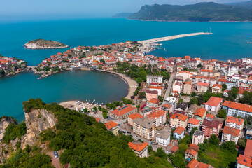 Obraz premium Beautiful cityscape on the mountains over Black-sea, Amasra. Amasra traditional Turkish architecture