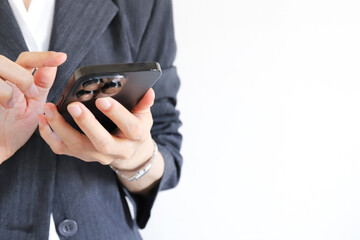 スマホを使って働く手元