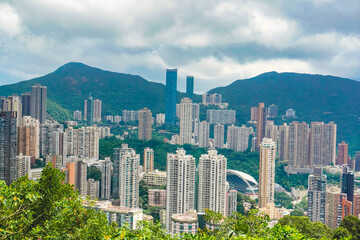 Obraz premium A beautiful cityscape of high-rise apartment buildings that surrounded by nature in the famous neighborhood of Hong Kong island
