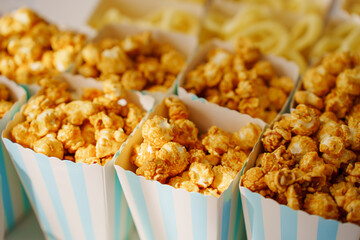 Caramel popcorn cups for a festive dessert. A simple and delicious candy bar for a party.