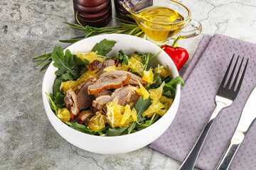 Salad with roasted duck and orange