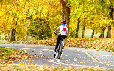 Naklejka premium Cyclist ride on the bike path in the city Park