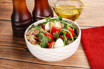 Salad with tuna, tomato, quail egg and arugula