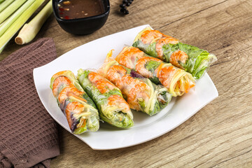 Vietnamese spring roll with prawn and mango