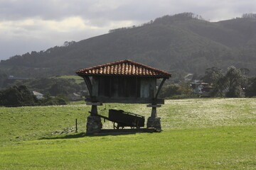 Ermita de La Regalina, acantilados y playa de Cadavedo Asturias.