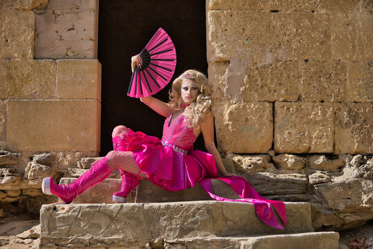 Imagenes de Drag Queen Heels descubre bancos de fotos ilustraciones vectores y videos de 814 Adobe Stock