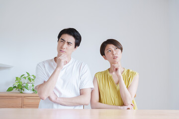 考える夫婦