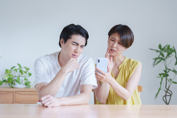 スマホを使う夫婦