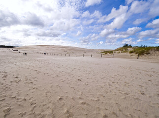 Słowiński Park Narodowy jest położony w środkowej części polskiego wybrzeża. Jest położony w środkowej części polskiego wybrzeża. Charakterystycznym elementem parku jest wydmowy pas mierzei z ruchomym © JDziedzic