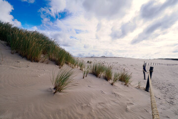 Słowiński Park Narodowy jest położony w środkowej części polskiego wybrzeża. Jest położony w środkowej części polskiego wybrzeża. Charakterystycznym elementem parku jest wydmowy pas mierzei z ruchomym © JDziedzic