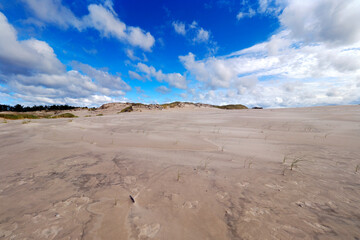 Słowiński Park Narodowy jest położony w środkowej części polskiego wybrzeża. Jest położony w środkowej części polskiego wybrzeża. Charakterystycznym elementem parku jest wydmowy pas mierzei z ruchomym