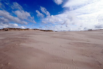 Słowiński Park Narodowy jest położony w środkowej części polskiego wybrzeża. Jest położony w środkowej części polskiego wybrzeża. Charakterystycznym elementem parku jest wydmowy pas mierzei z ruchomym © JDziedzic