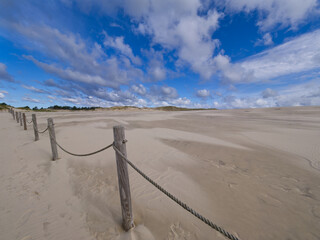 Słowiński Park Narodowy jest położony w środkowej części polskiego wybrzeża. Jest położony w środkowej części polskiego wybrzeża. Charakterystycznym elementem parku jest wydmowy pas mierzei z ruchomym © JDziedzic