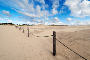 Słowiński Park Narodowy jest położony w środkowej części polskiego wybrzeża. Jest położony w środkowej części polskiego wybrzeża. Charakterystycznym elementem parku jest wydmowy pas mierzei z ruchomym © JDziedzic