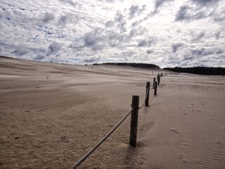 Słowiński Park Narodowy jest położony w środkowej części polskiego wybrzeża. Jest położony w środkowej części polskiego wybrzeża. Charakterystycznym elementem parku jest wydmowy pas mierzei z ruchomym © JDziedzic