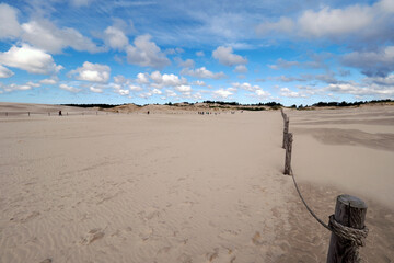 Słowiński Park Narodowy jest położony w środkowej części polskiego wybrzeża. Jest położony w środkowej części polskiego wybrzeża. Charakterystycznym elementem parku jest wydmowy pas mierzei z ruchomym © JDziedzic