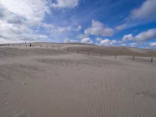 Słowiński Park Narodowy jest położony w środkowej części polskiego wybrzeża. Jest położony w środkowej części polskiego wybrzeża. Charakterystycznym elementem parku jest wydmowy pas mierzei z ruchomym © JDziedzic