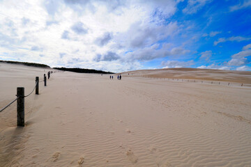 Słowiński Park Narodowy jest położony w środkowej części polskiego wybrzeża. Jest położony w środkowej części polskiego wybrzeża. Charakterystycznym elementem parku jest wydmowy pas mierzei z ruchomym © JDziedzic