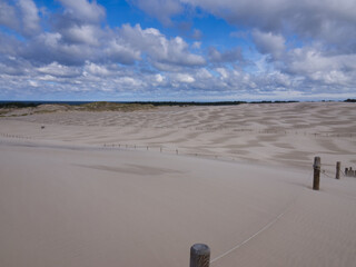 Słowiński Park Narodowy jest położony w środkowej części polskiego wybrzeża. Jest położony w środkowej części polskiego wybrzeża. Charakterystycznym elementem parku jest wydmowy pas mierzei z ruchomym © JDziedzic