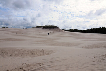 Słowiński Park Narodowy jest położony w środkowej części polskiego wybrzeża. Jest położony w środkowej części polskiego wybrzeża. Charakterystycznym elementem parku jest wydmowy pas mierzei z ruchomym © JDziedzic