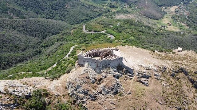 Vista aerea della Fortezza del Volterraio all'Isola d'Elba