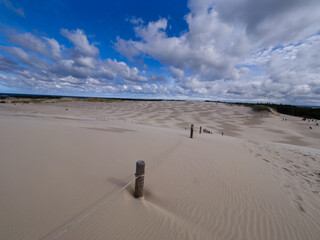Słowiński Park Narodowy jest położony w środkowej części polskiego wybrzeża. Jest położony w środkowej części polskiego wybrzeża. Charakterystycznym elementem parku jest wydmowy pas mierzei z ruchomym © JDziedzic