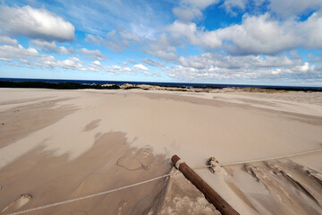 Słowiński Park Narodowy jest położony w środkowej części polskiego wybrzeża. Jest położony w środkowej części polskiego wybrzeża. Charakterystycznym elementem parku jest wydmowy pas mierzei z ruchomym © JDziedzic