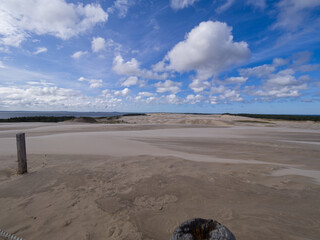 Słowiński Park Narodowy jest położony w środkowej części polskiego wybrzeża. Jest położony w środkowej części polskiego wybrzeża. Charakterystycznym elementem parku jest wydmowy pas mierzei z ruchomym © JDziedzic