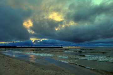 Spacerując wieczorem nad brzegiem morza spotykamy turystów, ptaki i jestesmy światkami pięknych zachodów słońca © JDziedzic