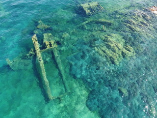 Vista aerea di un relitto sommerso nel mare della Sardegna
