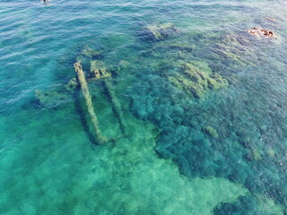 Vista aerea di un relitto sommerso nel mare della Sardegna