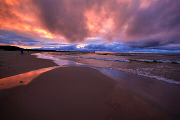 Spacerując wieczorem nad brzegiem morza spotykamy turystów, ptaki i jestesmy światkami pięknych zachodów słońca © JDziedzic