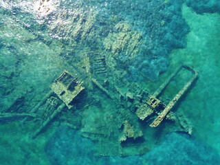 Vista aerea di un relitto sommerso nel mare della Sardegna