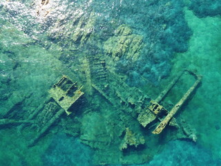Vista aerea di un relitto sommerso nel mare della Sardegna