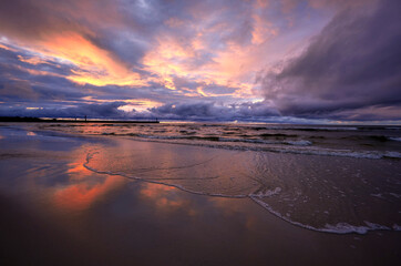 Spacerując wieczorem nad brzegiem morza spotykamy turystów, ptaki i jestesmy światkami pięknych zachodów słońca © JDziedzic