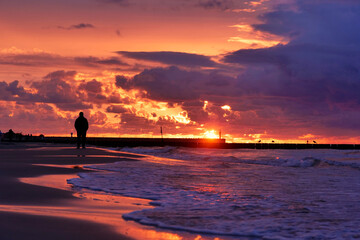 Spacerując wieczorem nad brzegiem morza spotykamy turystów, ptaki i jestesmy światkami pięknych zachodów słońca © JDziedzic