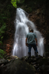 豪快な滝を眺める人の後ろ姿