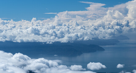 山の上から眺める湧きあがる雲の風景