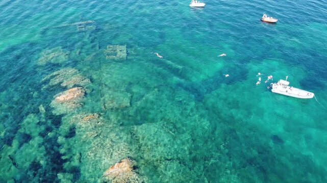 Vista aerea di un relitto sommerso nel mare della Sardegna, il Chrisso vicino a Tavolara.