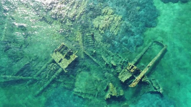 Vista aerea di un relitto sommerso nel mare della Sardegna, il Chrisso vicino a Tavolara.