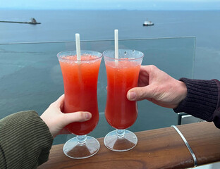 Fotoeindruecke zum Thema Kreuzfahrt auf einem Kreuzfahrtschiff mit lebendigem Bordleben.